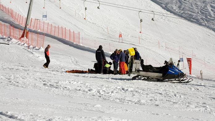 Po srážce s lyžařem skončily dvě dívky v bezvědomí, jednu oživovali