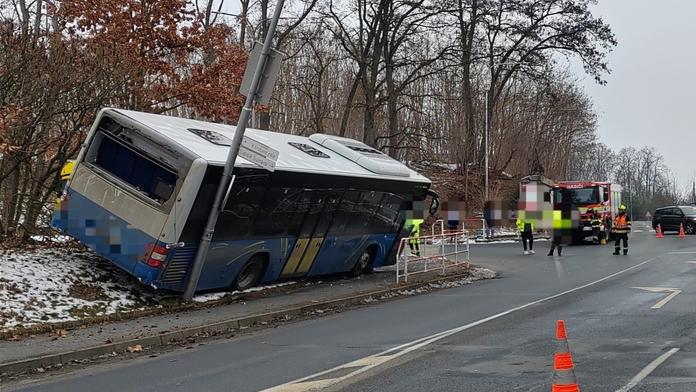 Nehoda autobusu v Domažlicích. Mladý řidič měl vozidlo špatně zabrzdit
