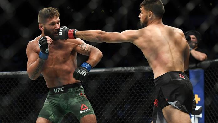 Reyes bleskově ukončil Weidmana, Rodriguez napravil Mexiko