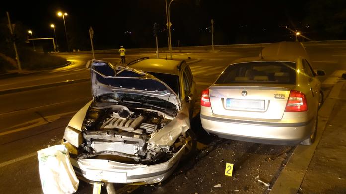 Opilý řidič nezvládl v Praze křižovatku. Sejmul semafor i auto