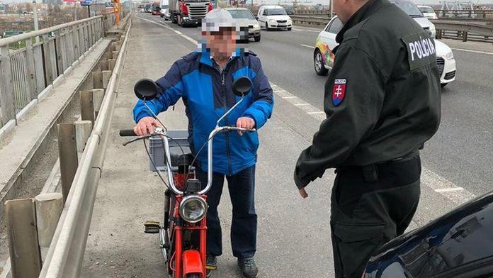 Neuvěřitelné! Frajer si to šinul po dálnici na babetě, bylo mu 78 let