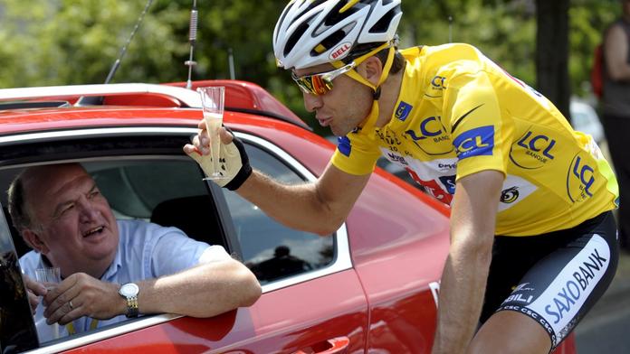Carlos Sastre se šampaňským na oslavu vítězství při Tour de France 2008