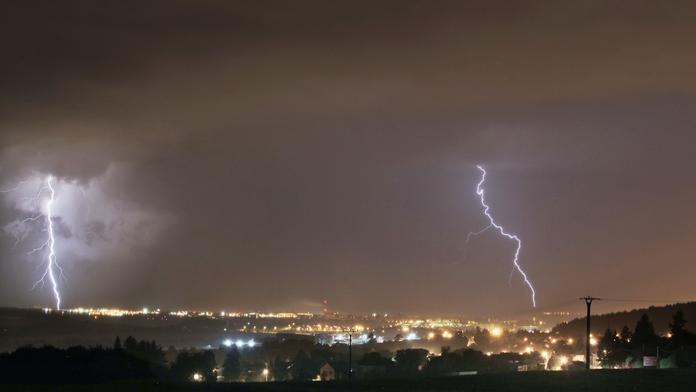 VÝSTRAHA: Východ Česka zasáhnou silné bouřky, varují meteorologové