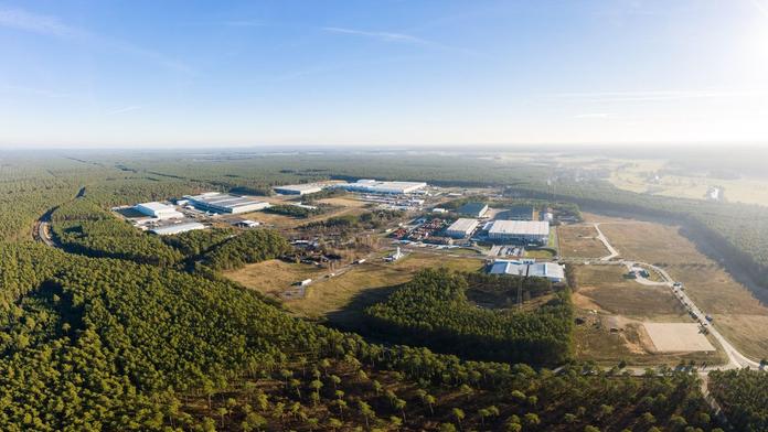 Průmyslový areál u Berlína, kde roste Gigafactory pro Teslu.