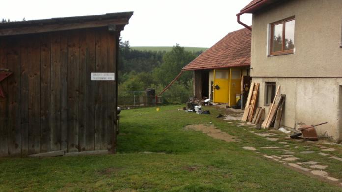 Výbuch v domácí dílně zranil otce se synem. Oba leží v nemocnici