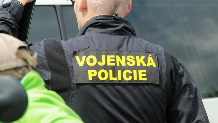 Rvačka na večírku ministerstva obrany. Zlomený nos kvůli milence