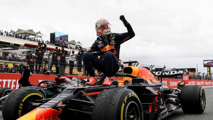 Napínavý závěr zvládl Verstappen a vyhrál, Hamilton smutní