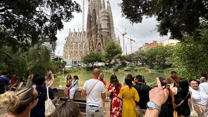 Turisté před katedrálou Sagrada Familia