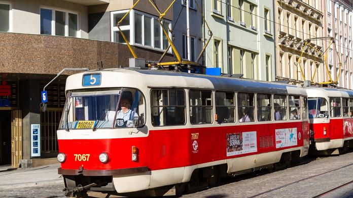 V centru Prahy jsou zničené koleje. Tramvaje nepojedou týden