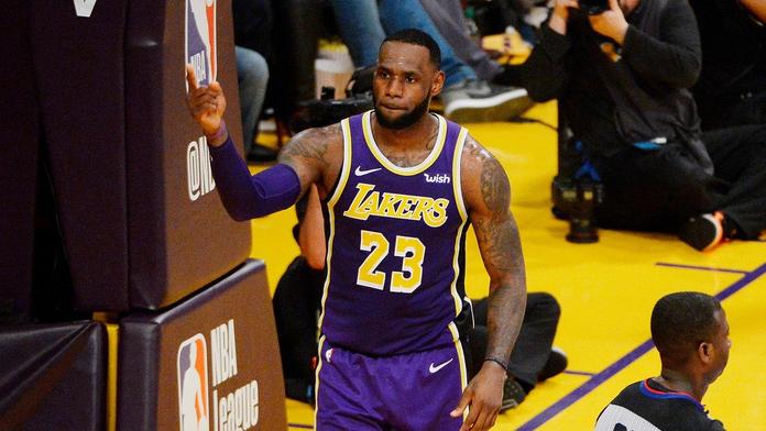 LeBron přišel o play off, Harden nastřílel neuvěřitelných 61 bodů!