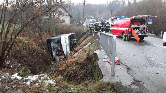 Autobus se zřítil do příkopu a převrátil na bok. Šest zraněných