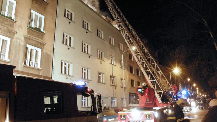 Požár zakouřil celý dům! Lidé utíkali po žebříku