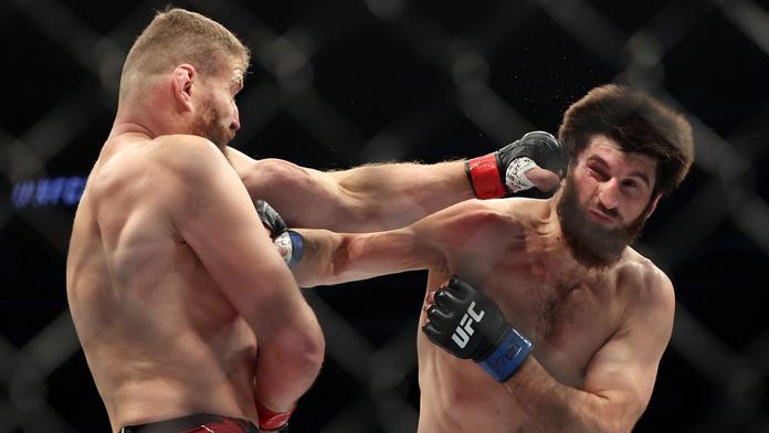 "Procházkův" pás zůstává bez majitele. UFC bitva dvou gigantů skončila remízou