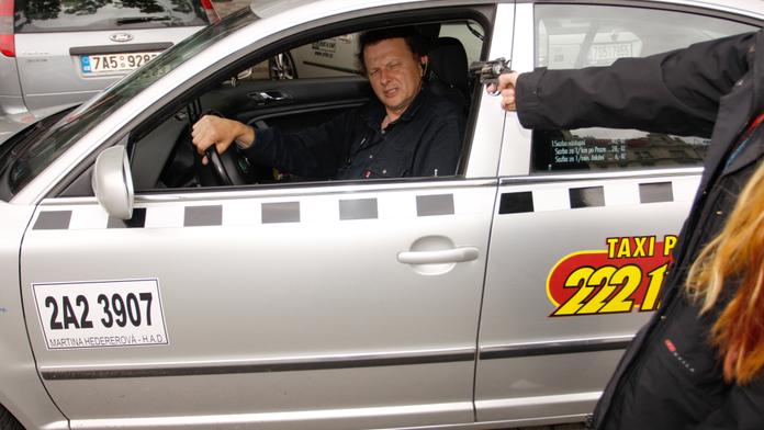 Ukrajinci unesli taxikáře z Prahy až do Polska