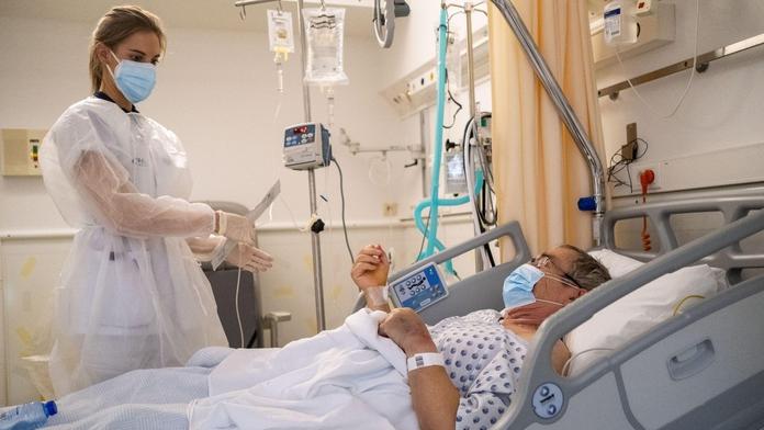 Nakažených rychle přibývá, pacientů je ale málo. Nevydrží to, varují odborníci