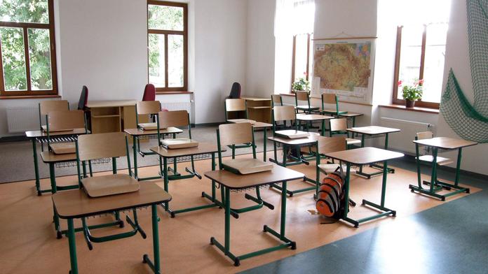 Na Vsetínsku zavřeli dvě školy, ze zateplení se uvolňují nebezpečná vlákna