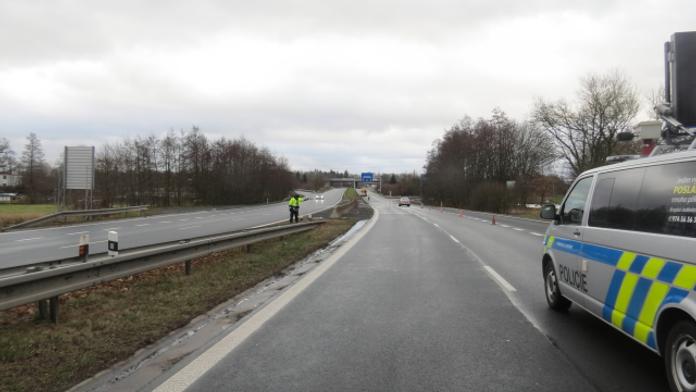 Žena za tmy přebíhala čtyřproudou silnici. Srazilo ji auto, nepřežila