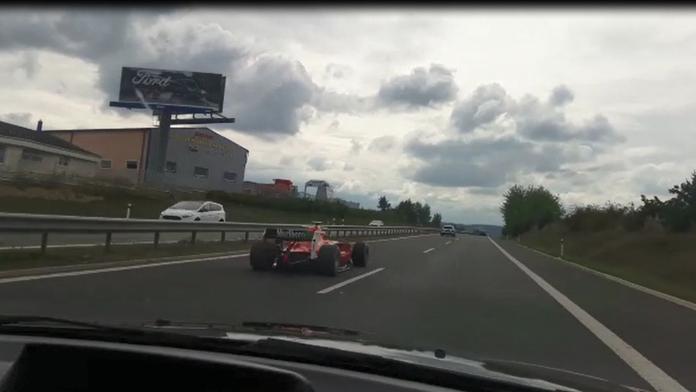 Pilot formule z dálnice D4 stále uniká. Už se ví, kdy se tam proháněl!