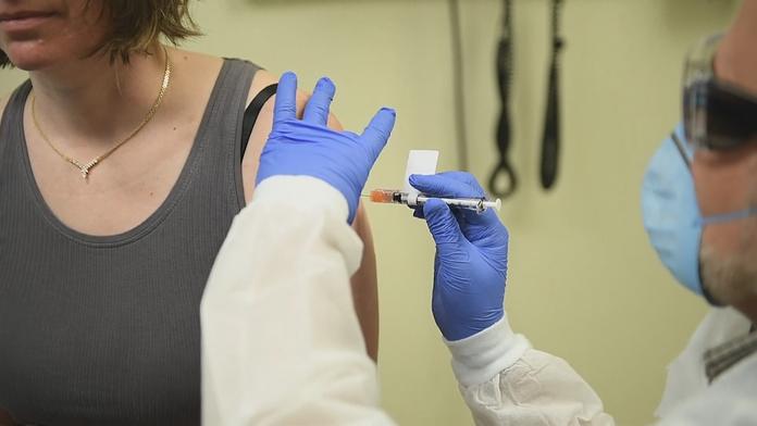 V USA zastavili testování vakcíny. Úřady se bojí vedlejších účinků