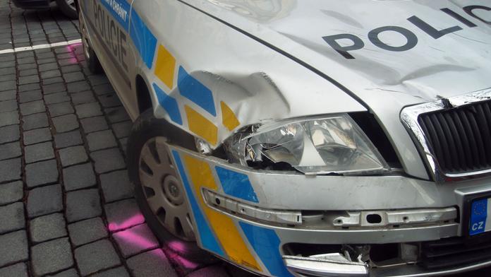 Kamion naboural policisty, dva jsou zranění