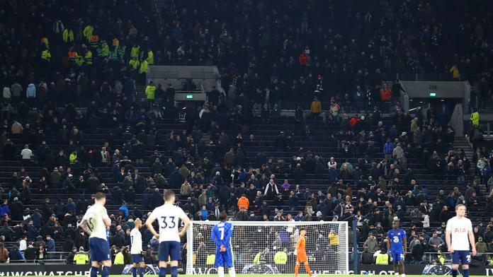 Semifinále Carabao Cupu bylo přerušeno, diváci za bránou Chelsea volali o pomoc