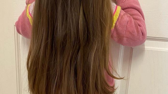 Dívka má vlasy jako pohádková bytost. Lidé kvůli tomu nevěří, kolik jí je