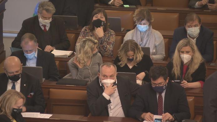 Poslanci dnes projednají dvojí zdanění a nasazení vojáků v Africe