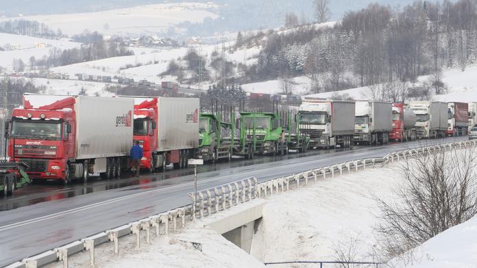 Kvůli blokádě slovenských přechodů se tvořily dlouhé kolony kamionů