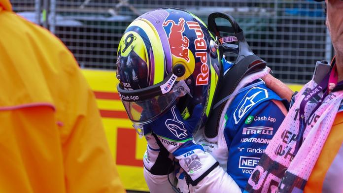 Krásný moment na F1. Brečícího nováčka utěšoval otec Lewise Hamiltona