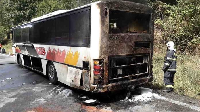 Cesta jako z hororu! Autobus s dětmi a přívěsem vzplál přímo za jízdy