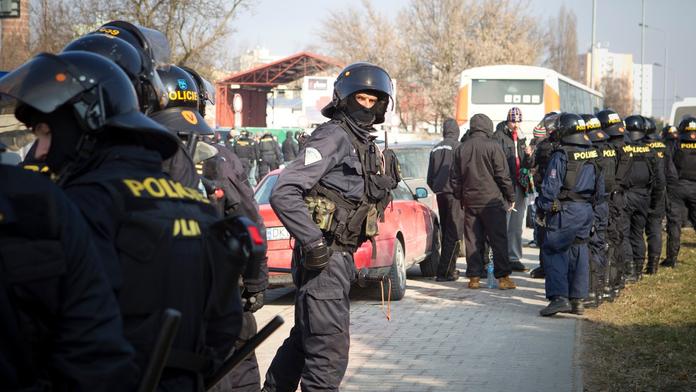 Manželé pomohli policistům, pak se s nimi museli soudit o peníze