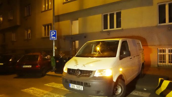 Muž se udusil, když mu v kuchyni pražského bytu shořela mikrovlnka