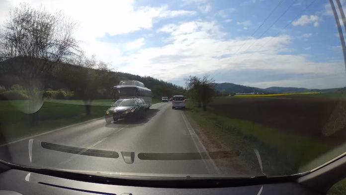 Měl snad zatmění? Při předjíždění ohrozil několik aut i autobus! VIDEO
