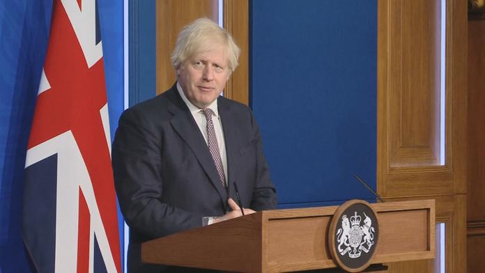 Britský premiér Johnson chce v zemi úplně zrušit nošení roušek