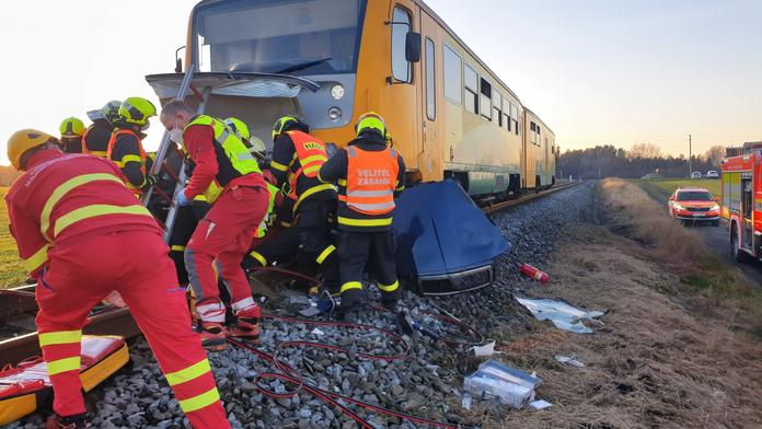 Auto vjelo na přejezd, narazil do něj vlak. Při nehodě se těžce zranilo dítě
