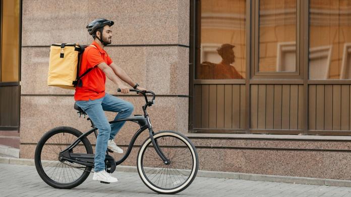 Cyklista na chodníku