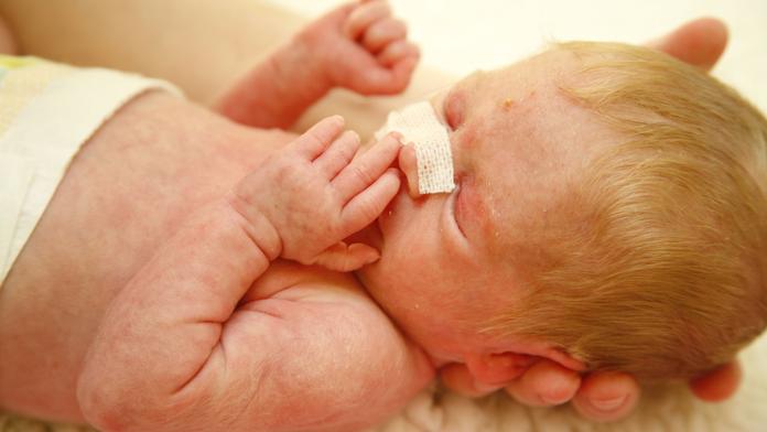 Namol opilá dívka (24) porodila miminko, chlapeček měl 4,5 promile!
