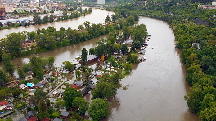 EXKLUZIVNÍ LETECKÉ ZÁBĚRY: Podívejte se, jak voda pustoší Prahu