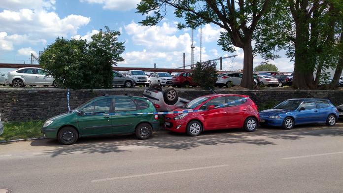 Řidič nezabrzdil auto. Našel ho pod parkovištěm na střeše