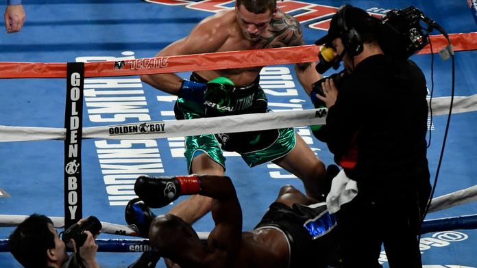 Velká řežba! Boxer vyletěl z ringu, pak ukončil kariéru VIDEO