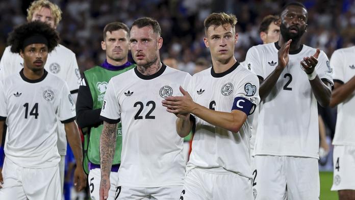 Fotbalisté Německa David Raum (22), kapitán Joshua Kimmich a Antonio Rüdiger (2)