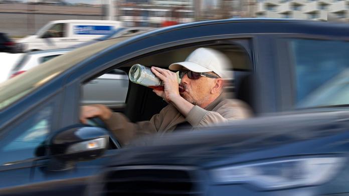 Alkohol za volantem. Experti popsali, co s námi udělá půl promile či 2 promile v krvi