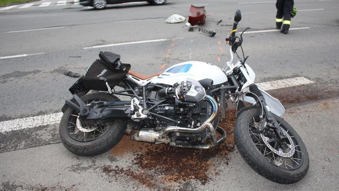 Řidička nerespektovala dopravní značku a srazila motorkáře