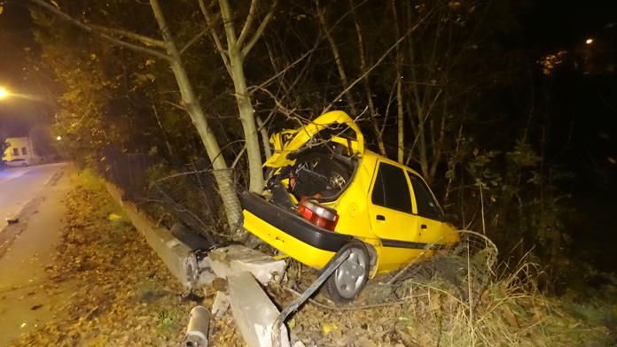 Řidič BMW smetl zaparkované auto. O kus dál to napálil do lampy