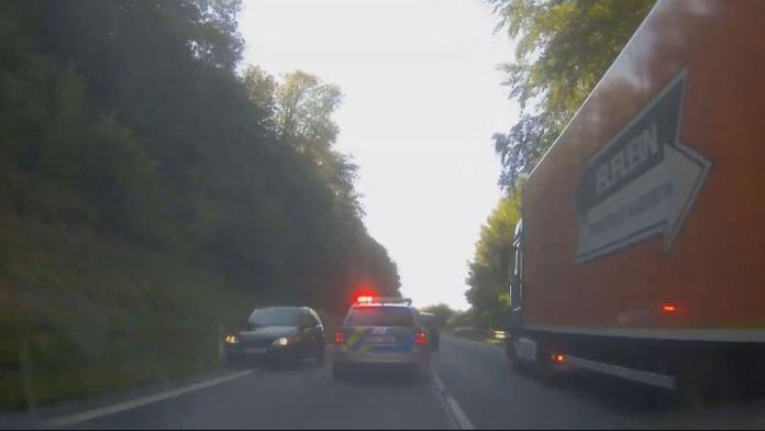 Zběsilá policejní honička! Policisté zastavili řidiče až tvrdým nárazem