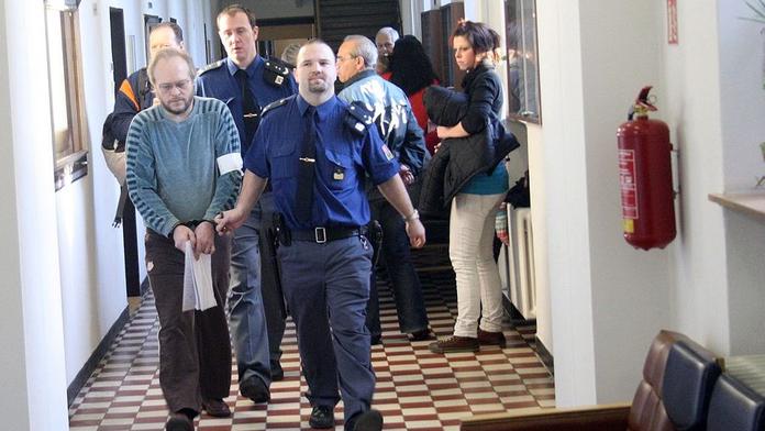 Exmanželku zabil cihlou, tělo pak spálil i s autem! U soudu přiznání odvolal