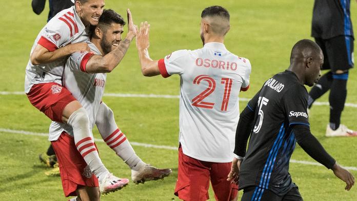 Toronto zvítězilo díky pokutovému kopu, rozhodčí neuznal dvě branky