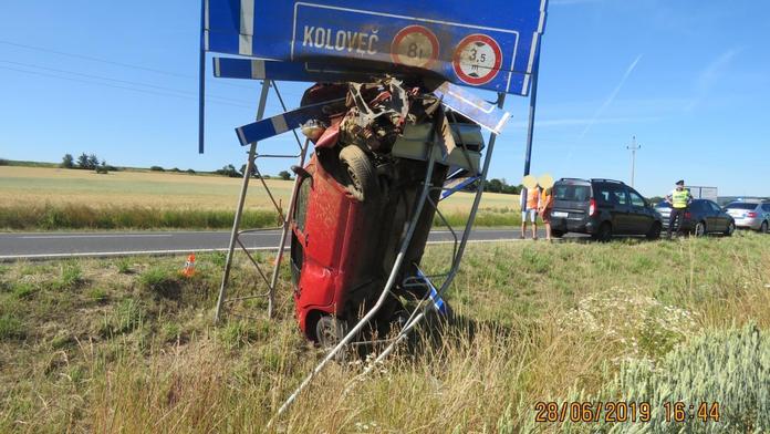 Jak se jí tohle povedlo? Řidička napasovala auto do značení! FOTO