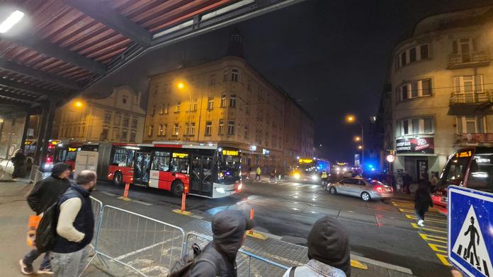 Apokalypsa na pražském Smíchově. Doprava zkolabovala, auta nejde odtáhnout