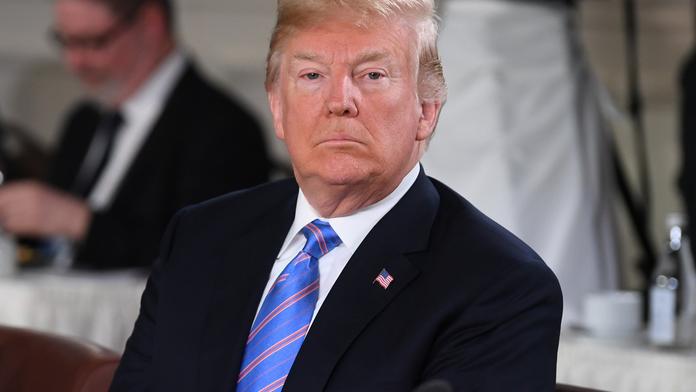Trump znovu vyhrožuje: Za každé auto z EU zaplatíte clo 25 %!